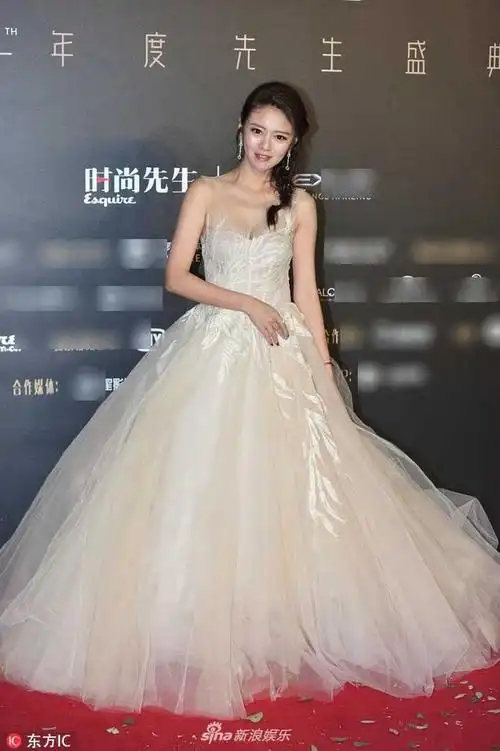 安以轩白色裙装清新优雅 深v秀傲人上围