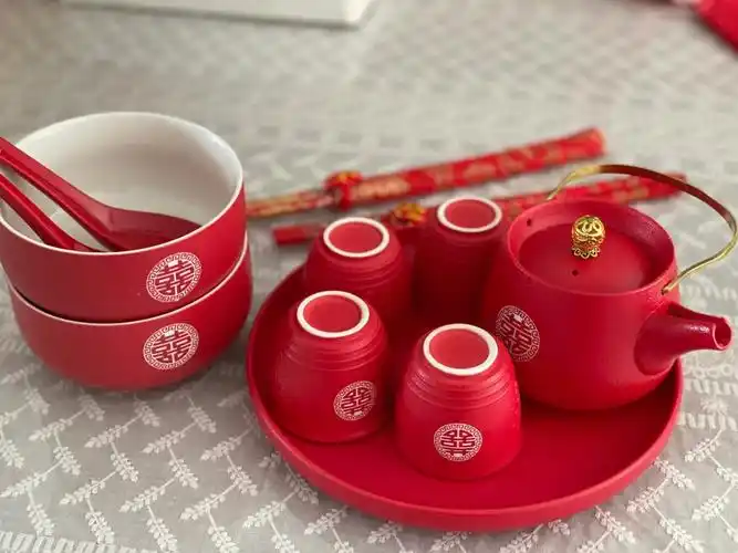 就是尺寸有点小,大小如白酒杯,不过敬茶一般就喝一口重点在红包哈哈!