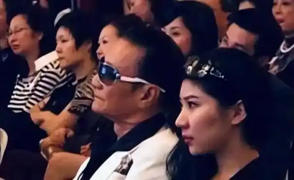 被谢贤养了12年,用青春换来两千万的coco,如今的她怎样了?