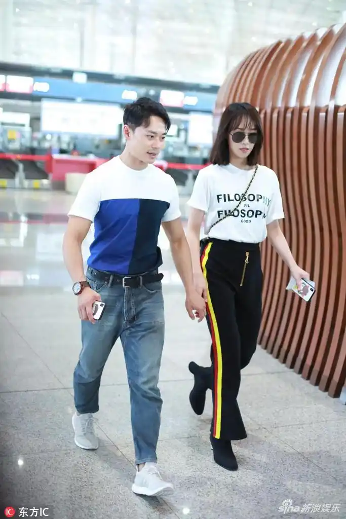 组图蓝盈莹与曹骏牵手现身一路谈笑超甜蜜男方面露小羞涩