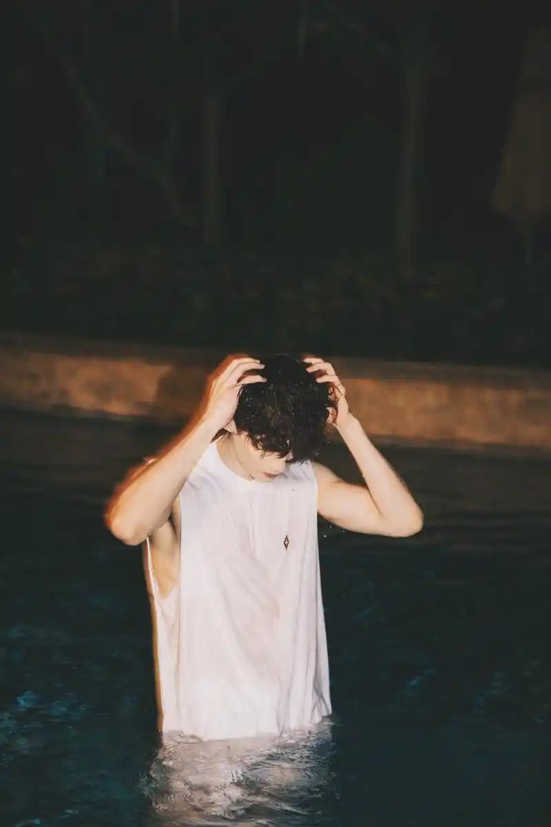 白敬亭泳池写真玩湿身诱惑 好身材一览无余