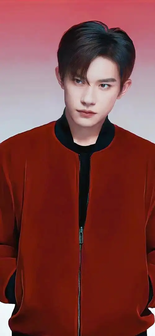 易烊千玺红色棒球服手机壁纸