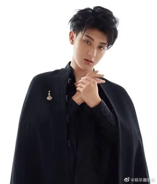 黄子韬背头造型