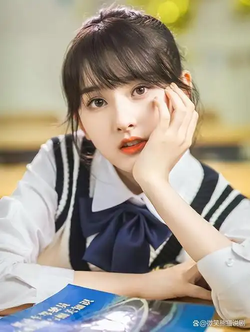 当她们穿上校服之后,也是风格各异,以下有27位女明星的校服造型,你最