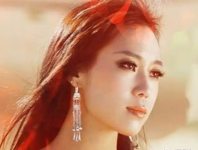 云朵,原名谢春芳,1987年2月7日出生于四川省阿坝藏族羌族自治州茂县