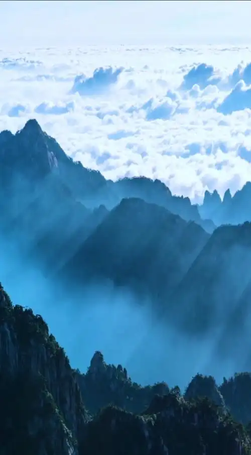 连绵起伏的高山耸立在飘渺的云海中