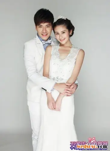 颖儿曝婚纱大片 甜蜜依偎尽显幸福