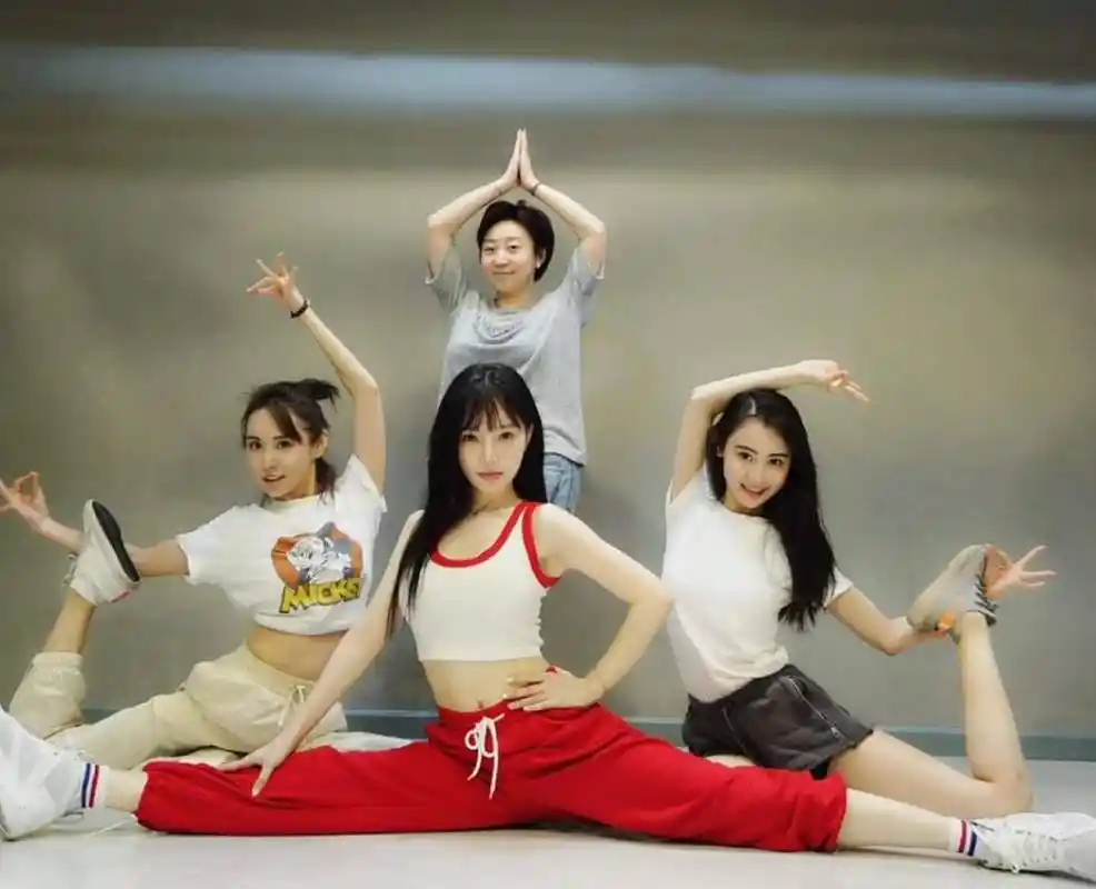 39岁李小璐光脚跳女团舞,业务能力超张雨绮却遭网友嘲讽,公平吗