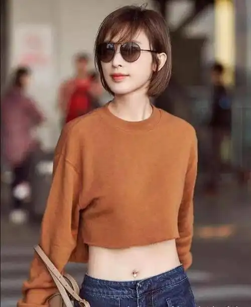 张俪在肚脐眼上镶个钻实力炫腹看着都感觉好痛