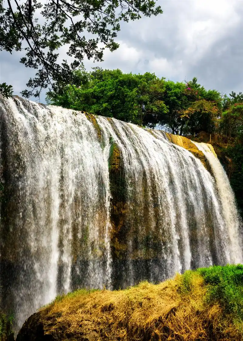 祖国大好山河:美丽瀑布,景色宜人,流连忘返