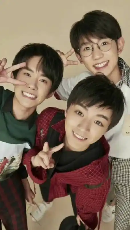 易烊千玺在九周年之际集体上线点赞了当时组合出道时的微博,愿三小只