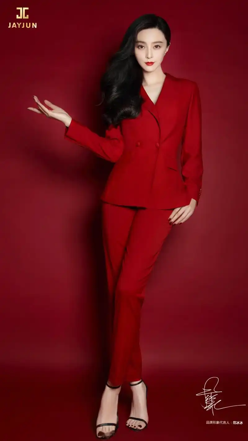 ad campaigns | 身着一袭石榴红色西装的范冰冰,拥有着妩媚的容颜和