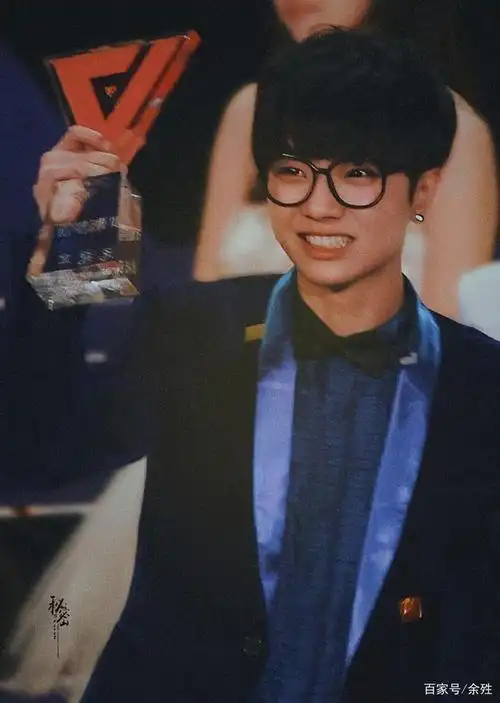 2013年 快乐男生夺得冠军,这是华晨宇第一次夺冠,也是刚出道的那时候