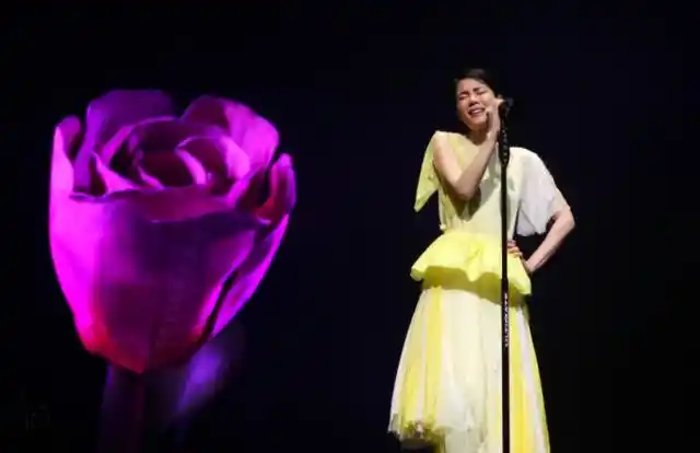 舞台上的王菲很有女人味!穿黄裙子宛若仙女,布料轻盈干净