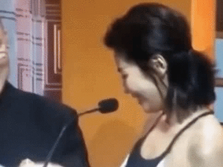 女明星"社死"的尴尬名场面:刘涛肩带滑落露**,景珂摔出吸奶器-蘑菇号