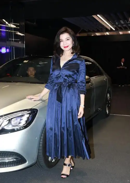 钟楚红才是贵妇气质,穿缎面衬衣裙优雅高贵,60岁依然凹凸丰盈_高清