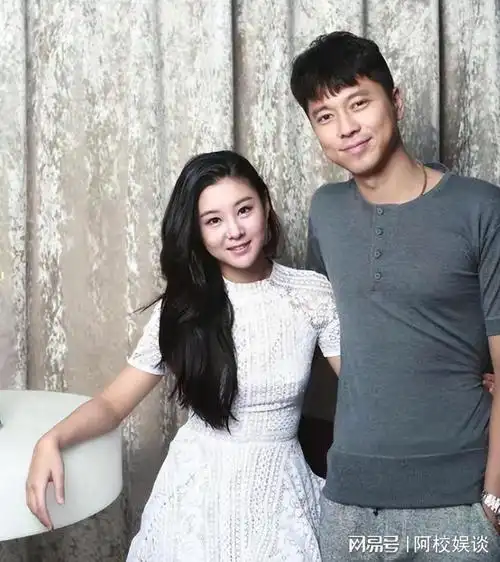 演员王雷携妻在国外过年豪华住宅太吸睛网友难道改国籍了