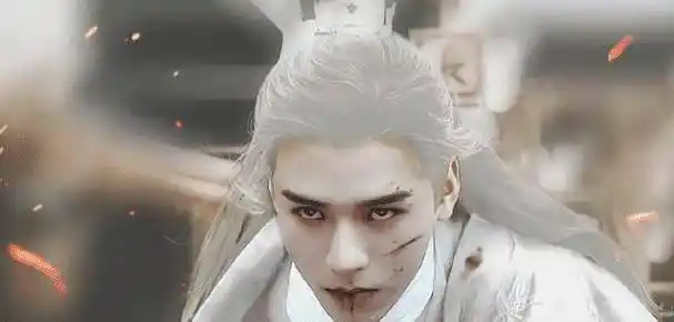 当然,还有一位演员的白发造型也惊艳了不少人,那就是龚俊.