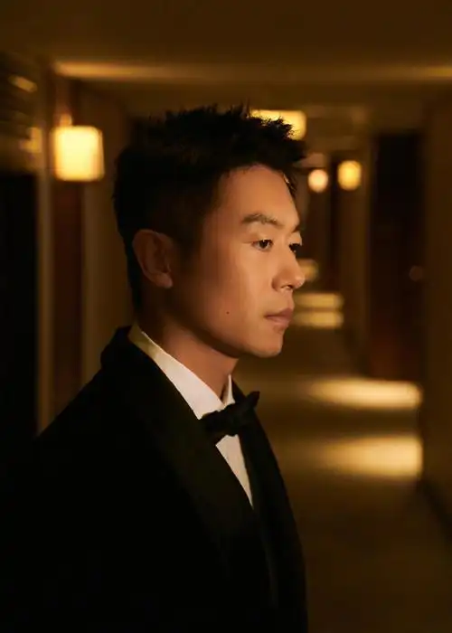 朱亚文身着brunello cucinelli西服套装,帅气亮相长春电影节