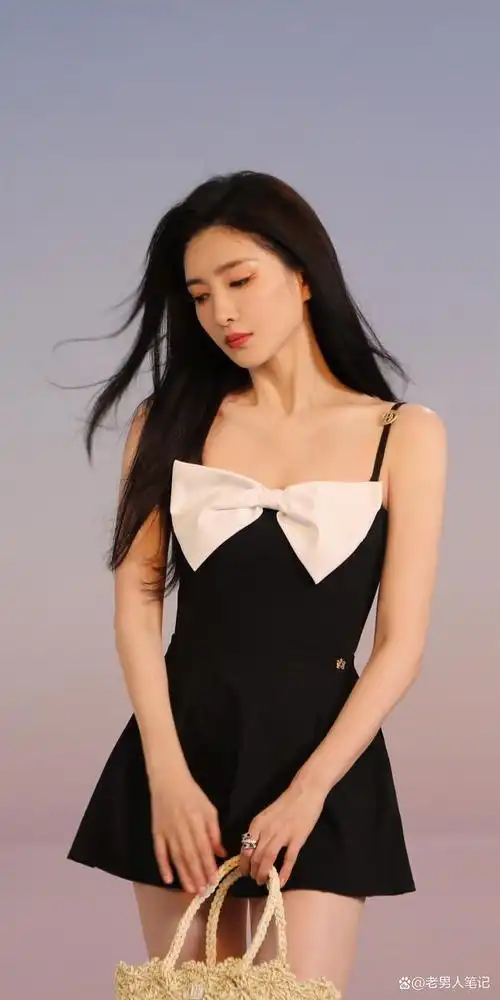 江疏影罕见秀身材,身穿火龙果泳装,满满的夏日风情