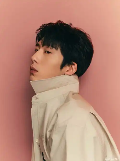 razzle品牌代言人井柏然#@井柏然演绎刺绣 logo 工装衬衫,休闲佬挝