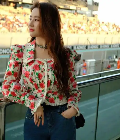 刘亦菲现身f1赛车现场一件红花土味上衣被她穿出了满满时尚感