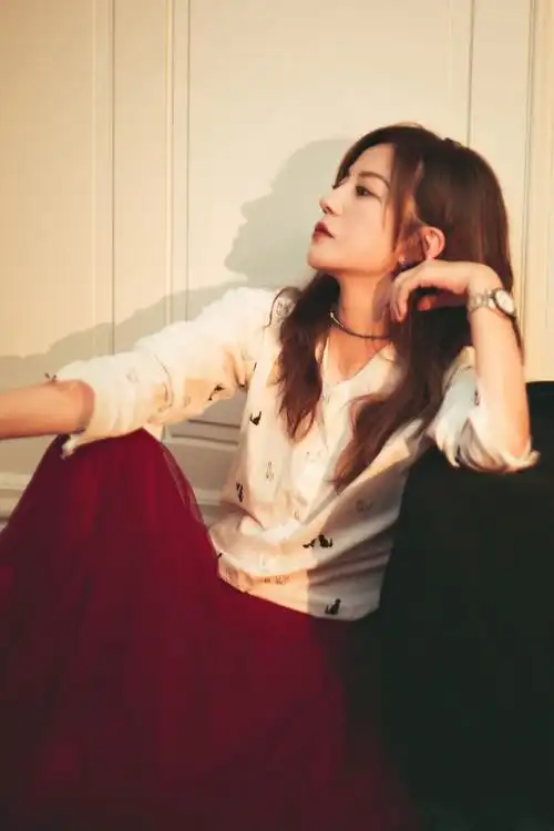 组图:赵薇瘦身成功秀美腿 白衬衫搭配酒红长裙甜美有气场