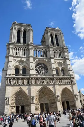 雨果笔下的巴黎圣母院,艾丝美娜达和卡西莫多已经远去,只有圣母院不朽