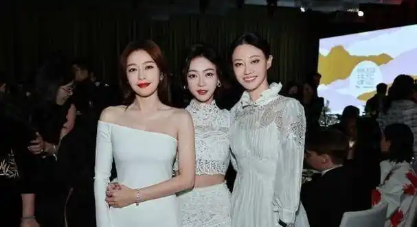 吴谨言秦岚谭卓同框,3人都穿白衣合影,网友:这波回忆杀太美了_演技