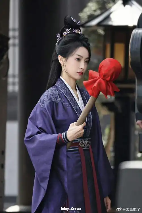 《山河枕》以后,宋茜每天都产了不少古装神图,楚瑜大美女新造型英气