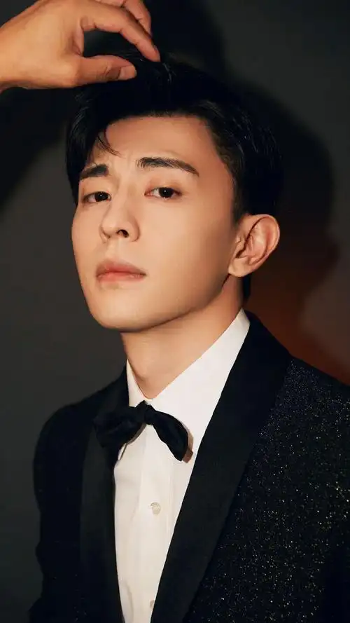 邓伦儒雅魅力高清手机壁纸