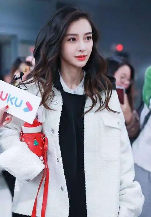 杨颖粉丝机场被打,与一男士发生争执被掐脖子,baby暖心上前安慰_男子