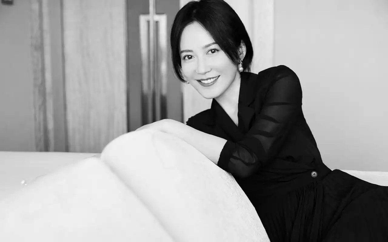 俞飞鸿优雅知性写真图片桌面壁纸