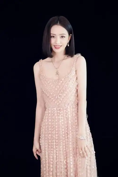 佟丽娅这身材真迷人一袭粉色吊带裙温柔又甜美哪里像孩子妈