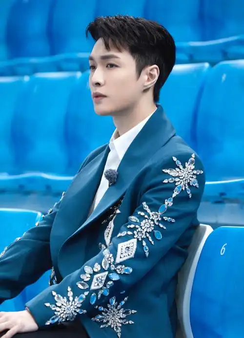 张艺兴蓝色雪花亮钻大衣