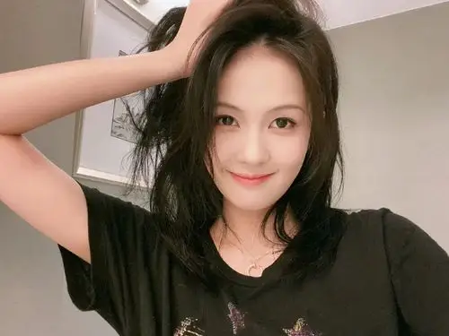 同样网红出道,有人转直播有人拍网剧,而她资源逆天冲一线