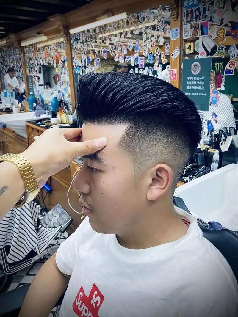 经典款蓬巴杜发型 蓬巴杜 庞巴杜是以法国社交名媛庞巴杜夫人的名字