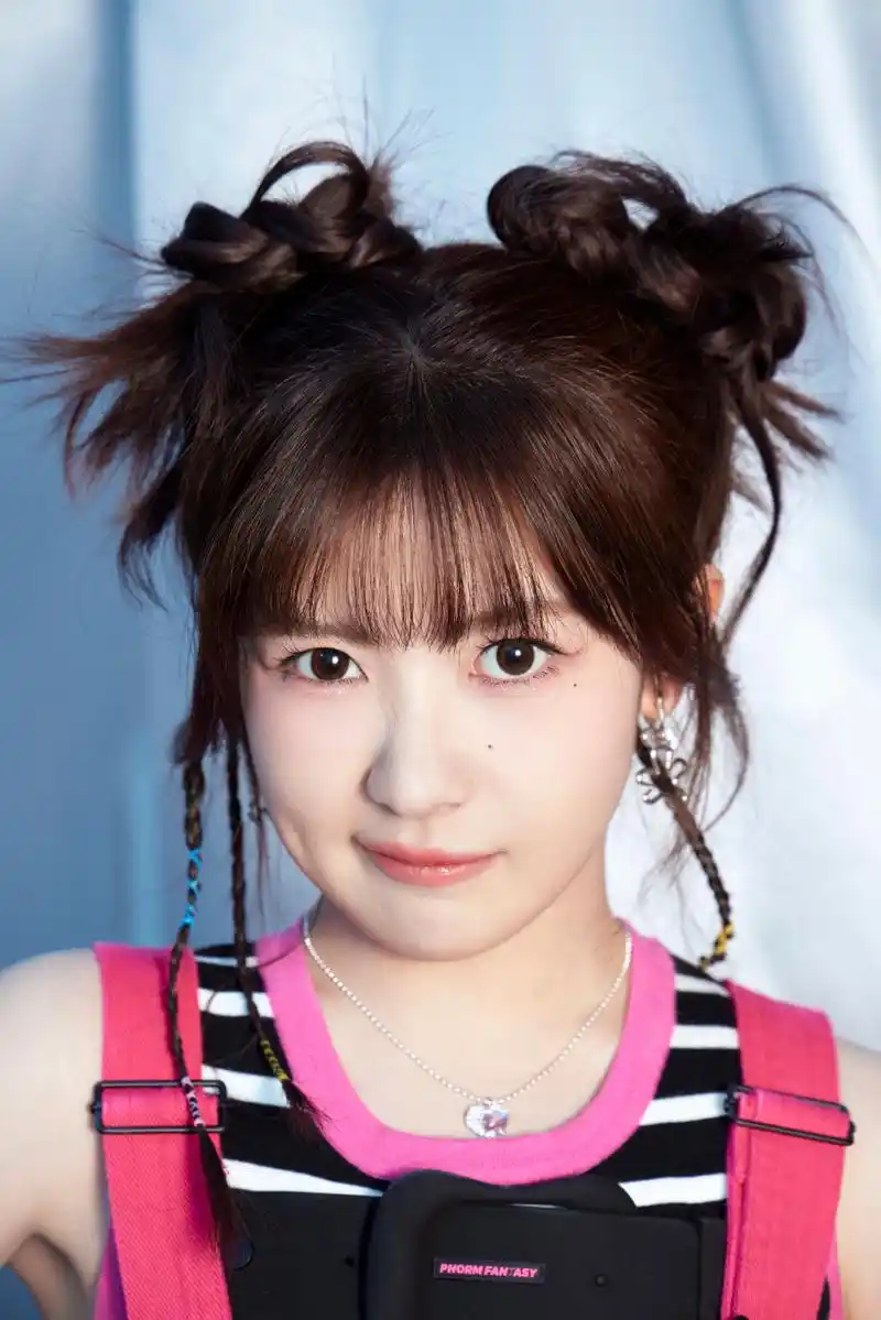 赖美云丸子头搭配红色背带裤,俏皮可爱,元气满满!