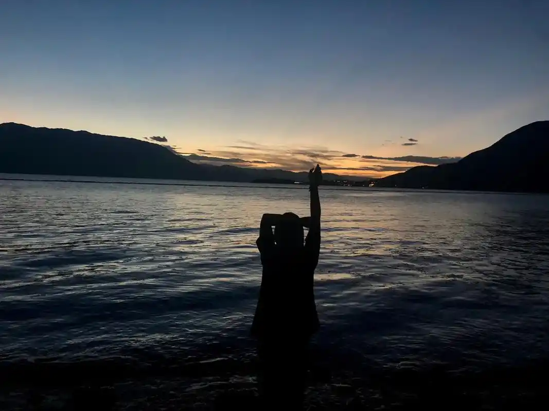 把偷拍我看海的照片送我好吗