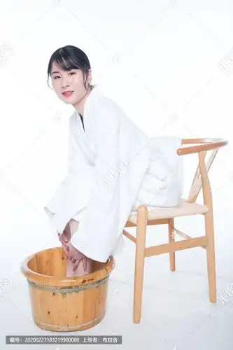 享受足浴的女人高清图片