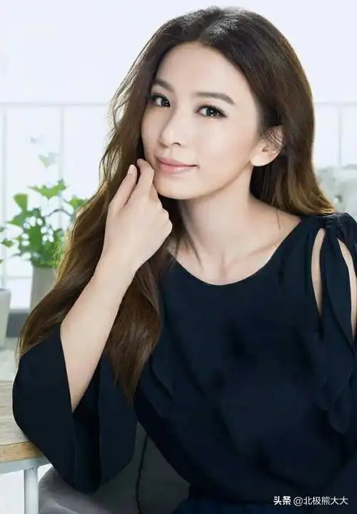 那么,田馥甄到底有多大魅力,可以让"双j"都忍不住放下身段去追求?