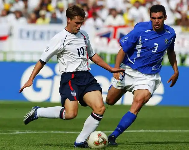 2002年世界杯巴西对英格兰虽然小罗主裁红牌罚下,有点遗憾,但是正是