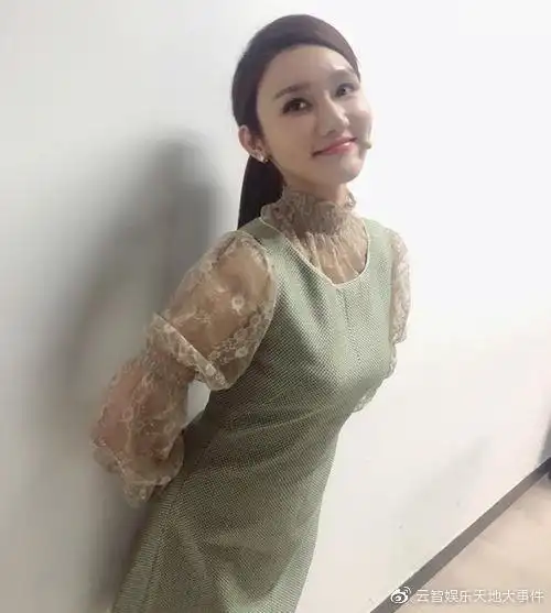 龙洋晒居家照素颜皮肤白嫩像鸡蛋亲自下厨做仨菜被指吃太多