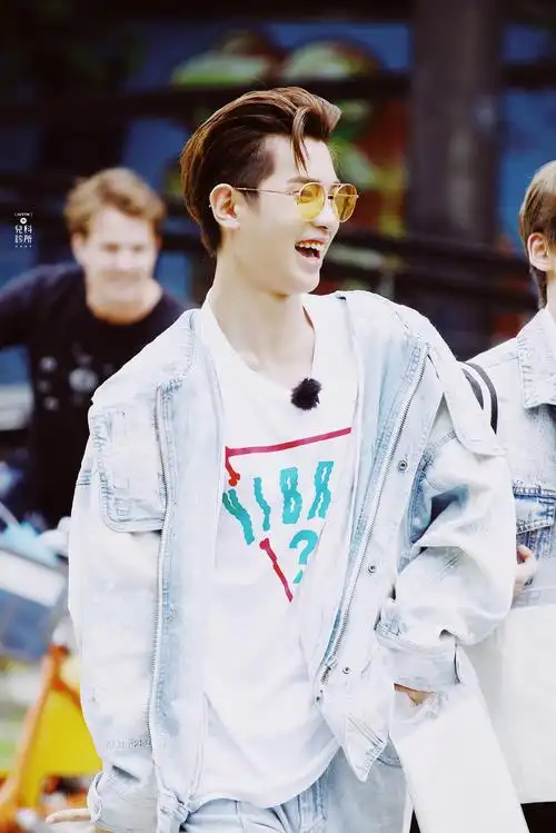 黄明昊大背头 justin黄明昊台湾综艺录制路透图～一身牛仔look 大背