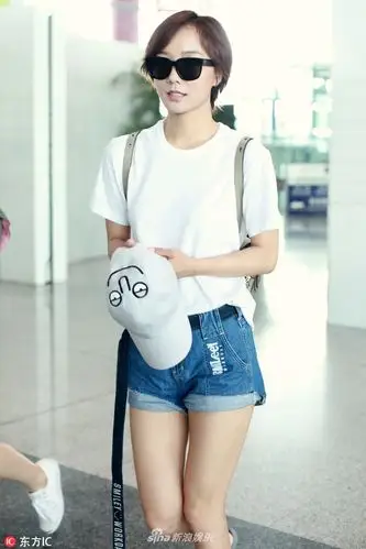 组图:王珞丹热裤秀美腿 吹口哨糖俏皮可爱