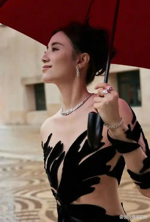 宋佳这次亮相又封神了!在电影节闭幕式上穿透视礼服,大秀好身材