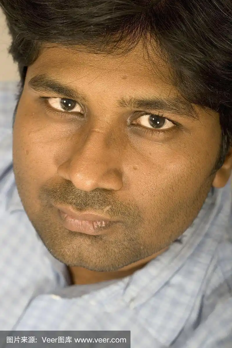 年轻的印度裔亚洲人