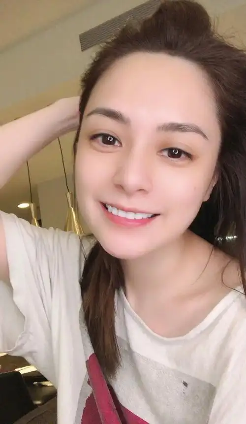 女明星跟普通人有壁就连素颜也让人惊艳景甜更是连毛孔都没有