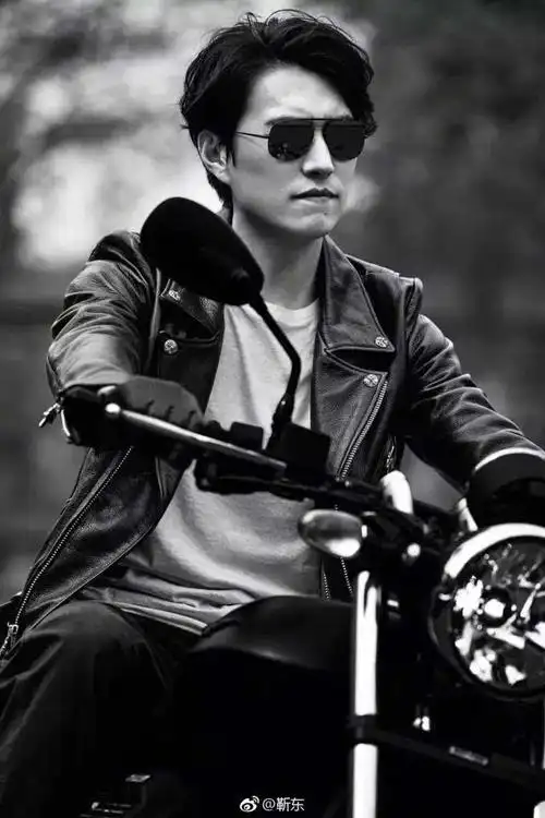 无法接受,男神贺涵,竟然给剧组每个女人都送了一套口红!