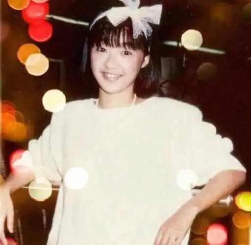 最喜欢的歌如下:80年代逝去的诺言,玻璃窗的爱,多少柔情多少梦,花店